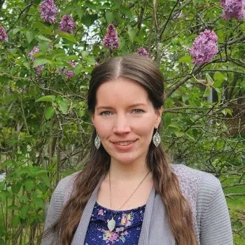 Portrait of blog author, Lori.